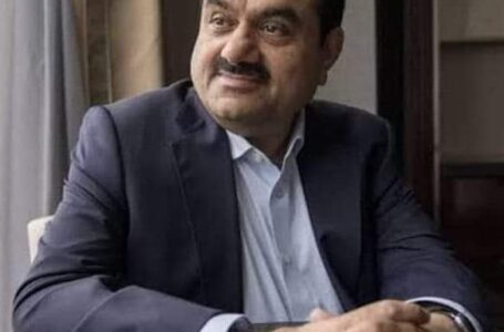 “अर्श से फर्श पर” अडानी के शेयर।